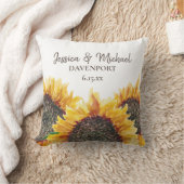 黄褐色のひまわり新婚アドベンチャー開始 クッション (ブランケット)