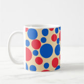 黄褐色の赤と青の点 コーヒーマグカップ (左)