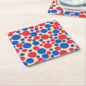黄褐色の赤と青の点 スクエアペーパーコースター (アングル)