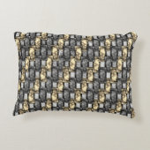 黄金と灰色の染み、長方形の破片を彫った アクセントクッション (裏面)
