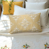 黄金と白のダマスクのパターン ランバークッション