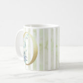 黄金のイニシャル青と白のストライプ コーヒーマグカップ (正面左)