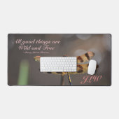 黄金のトンボすべての良いものは野生と自由 デスクマット (キーボード&マウス)