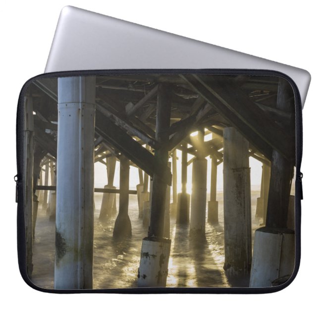 黄金の光が差し込む ラップトップスリーブ (正面)