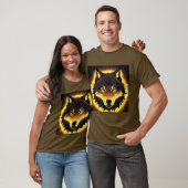 黄金の光に照らされたラディアントウルフの顔 Tシャツ (ユニセックス)