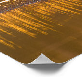 黄金の光の中の湖のそばの孤独なベンチ ポスター (角)