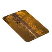 黄金の光の中の湖のそばの孤独なベンチ マグネット (右側)