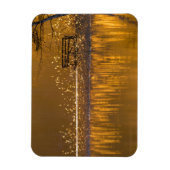 黄金の光の中の湖のそばの孤独なベンチ マグネット (縦)