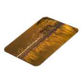 黄金の光の中の湖のそばの孤独なベンチ マグネット (左側)