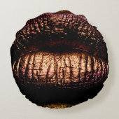 黄金の唇が閉じる。金ゴールド金属リップ。美しいマック ラウンドクッション (裏面)