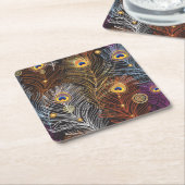 黄金の孔雀の羽:暗いパターン。 スクエアペーパーコースター (アングル)