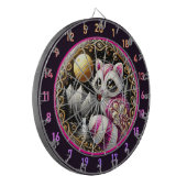 黄金の月の下でピンクのラクーンが輝く ダーツボード (正面左)