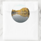 黄金の木と池 ラウンドシール (バッグ)