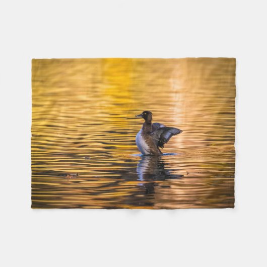 黄金の湖の黄金の目 フリースブランケット (正面(横))