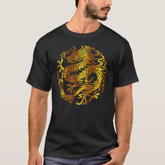黄金の炎:ドラゴンの彫刻 Tシャツ (正面)