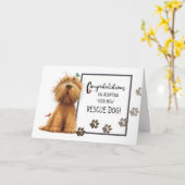 黄金の色の毛むくじゃらの犬の採用おめでとう カード (黄色い花)