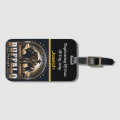 黄金の野に堂々と立つバイソン農家 ラゲッジタグ (正面横)