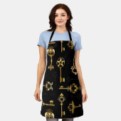 黄金の鍵でシームレスなパターン エプロン (着用した状態)