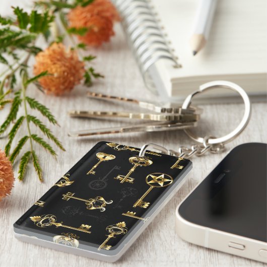 黄金の鍵でシームレスなパターン キーホルダー (正面右)