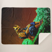 黄金の鎧を纏う侍戦士 - 壮大な日本 シェルパブランケット (正面(横))