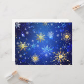 黄金の雪の結晶が付いた青いクリスマスの背景 カード (正面/裏面インサイチュ)