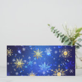 黄金の雪の結晶が付いた青いクリスマス背景 カード (スタンド正面)