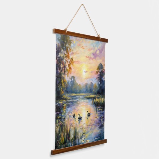 黄金の静けさと夕日の池風景とアヒル 吊り下げ型タペストリー (傾斜あり)