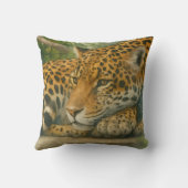 黄金の静寂 – 葉にユキヒョウ クッション (裏面)