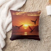 黄金の飛んでいる夕焼けの下のカモメ クッション (ブランケット)