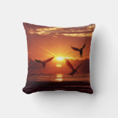 黄金の飛んでいる夕焼けの下のカモメ クッション (正面)