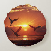 黄金の飛んでいる夕焼けの下のカモメ ラウンドクッション (裏面)