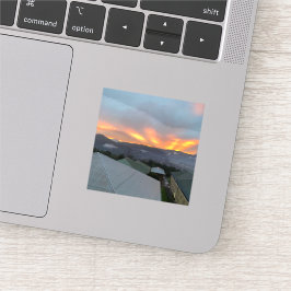 黄金地平線 – 霧の多い山々の上のレイ シール