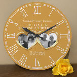 黄金結婚記念日過去プレゼント写真 ラージ壁時計<br><div class="desc">金カスタマイズ金結婚の記念日の時計はあなたのカップルの写真でパーソナライズし、今、結婚の年や名前や人間関係のあなたに。ジャスミ読ナとトミー・ロビンソン50thゴールデン結婚ズ・アニバーサリーの例と結婚と現在の日付。その他の一致する項目が利用可能である。ダブルゴールデンメタルハート効果芸術とデザインby Sarah Trett for www.mylittleeden.com</div>