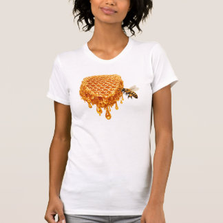 黄金色のはちみつが滴るハニカムとはちみつを採取するミツバチ Tシャツ