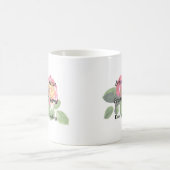 黄金色の中心を持つ赤いバラ コーヒーマグカップ (中央)