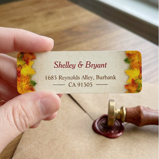 黄金色の赤い秋の葉の素朴な麻の季節感 ラベル