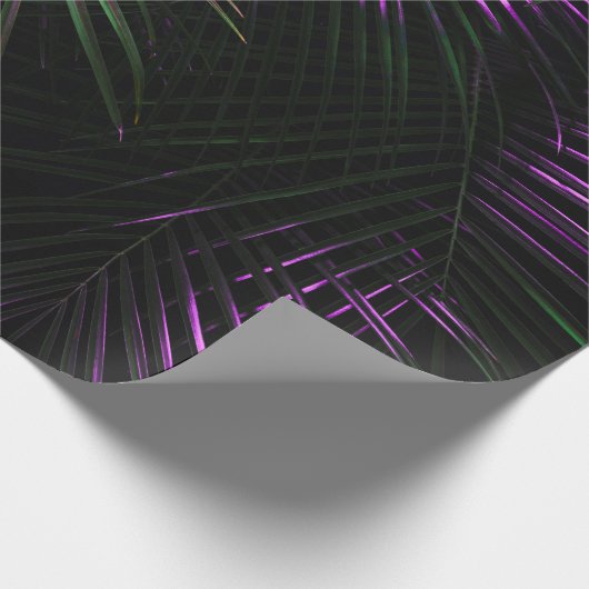 黄金色彩の鮮やかの伊達椰子の葉が濃い黒の上に閉じる ラッピングペーパー (角)