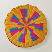 黄、ピンク、黒hの低角度写真 ラウンドクッション (裏面)