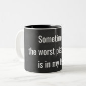 黒いおもしろい黒板で真実を述べる ツートーンマグカップ (正面左)