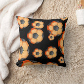 黒いおよびオレンジサッカーのデザイン クッション (ブランケット)