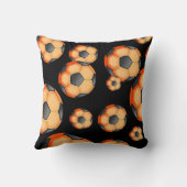 黒いおよびオレンジサッカーのデザイン クッション (裏面)