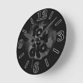 黒いおよび灰色のフォルトゥナート ラウンド壁時計 (傾斜)