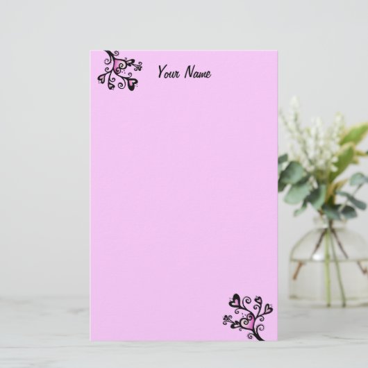 黒いかわいらしスクロールされた枝のドット上のピンクのハート 便箋 (スタンド正面)