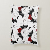 黒いこうもり翼を持つハロウィーンハート アクセントクッション (裏面(縦))