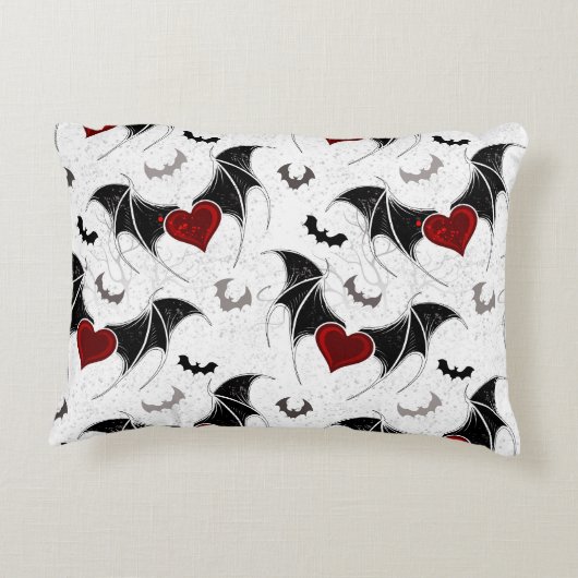 黒いこうもり翼を持つハロウィーンハート アクセントクッション (裏面)