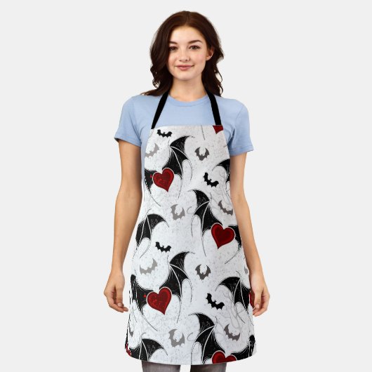 黒いこうもり翼を持つハロウィーンハート エプロン (着用した状態)