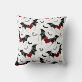 黒いこうもり翼を持つハロウィーンハート クッション (裏面)