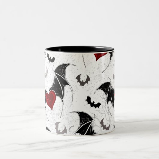 黒いこうもり翼を持つハロウィーンハート ツートーンマグカップ (中央)
