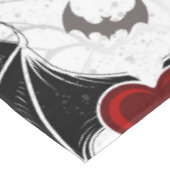 黒いこうもり翼を持つハロウィーンハート テーブルクロス (アングル)