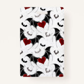 黒いこうもり翼を持つハロウィーンハート バッジ (正面)